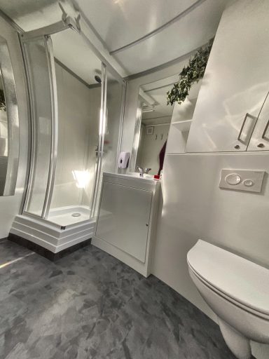 Mobiles Badezimmer innen – Duschkabine, WC und Stauraum im Badanhänger
