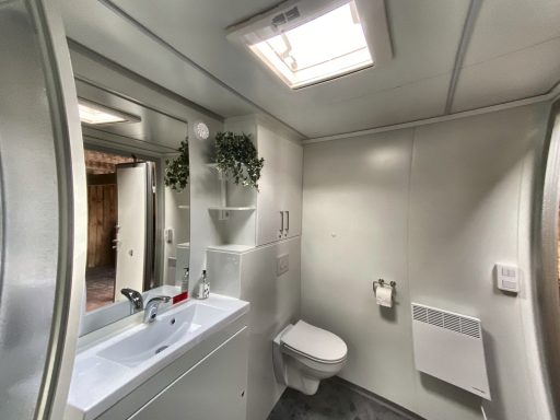 Mobiles Badezimmer innen – WC, Waschtisch und Heizung im Badanhänger von TK-Montagebau